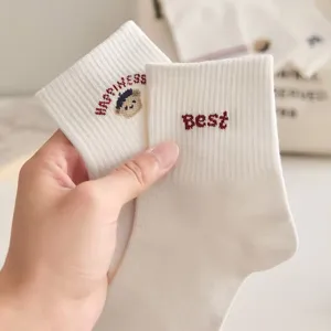 Chaussettes mi-hautes blanches en coton pour femmes avec adorable motif d'ours brodé.
