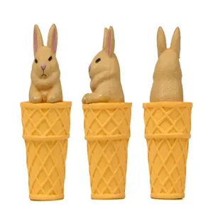 Detailansicht von süßem Hasen Eiswaffel Schlüsselanhänger, kreativer Taschen Deko Anhänger.