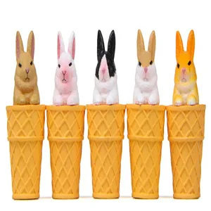 Detailansicht von 5 süßen Cartoon Hasen Figuren in Waffeln für kreative DIY Schlüsselanhänger.