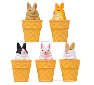 Detailansicht niedlicher Hasen-Eiscreme-Figuren aus Harz, ideal für Bastelarbeiten und Schlüsselanhänger.
