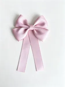 Détail de ruban nœud en satin rose, accessoire de style doux élégant pour chemises.