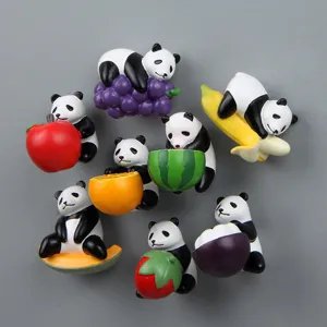 Niedliche Cartoon-Panda-Harzfiguren kombiniert mit verschiedenen Früchten für die Dekoration.