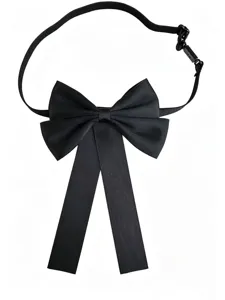 Accessoire de col de ruban de nœud papillon noir classique pour chemises de femmes.
