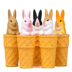 Detailaufnahme von süßen Hasenfiguren in gelben Waffeleisbechern mit kreativem Tiermotiv.