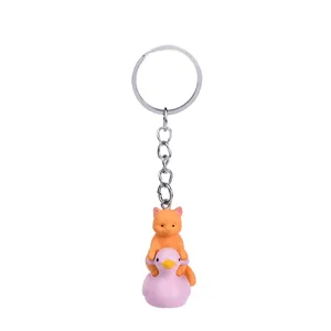 Simpatico portachiavi gatto dei cartoni animati su anatra, statuetta creativa per borsa e auto.