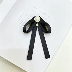 Broche nœud ruban noir avec pendentif perle élégant style preppy accessoire col de chemise femme
