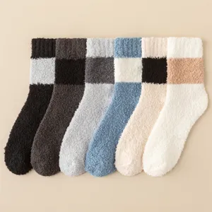 Nahaufnahme der kuscheligen Korallenfleece-Socken mit weichem Farbbalken-Muster.