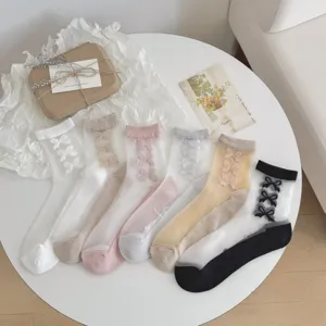 Vue détaillée des chaussettes transparentes en filet avec jolis noeuds et semelle en coton.
