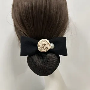 Elegante schwarze Haarschleife mit beiger Rose, Perle und Haarnetz für schicke Dutts.