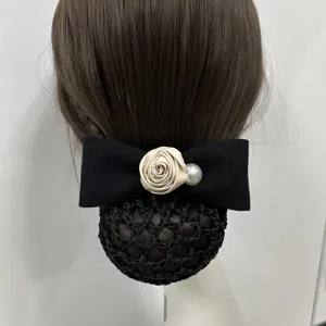Elegantes schwarzes Schleifen-Haarnetz mit beigen Stoffrosen und Perlendetails für Damen.