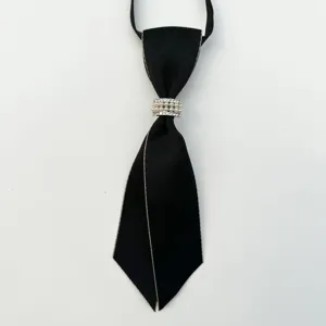 Nœud papillon ruban noir élégant avec détail de boucle perle et strass pour chemise.