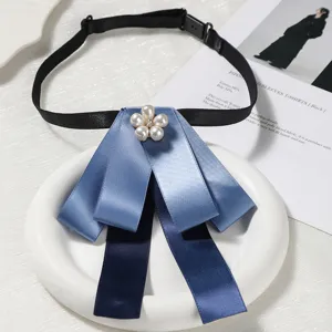 Broche noeud papillon bleu avec detail de fleur perle strass et sangle noire reglable