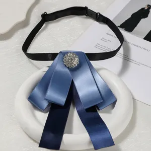 Détail en gros plan d'un élégant nœud papillon bleu avec broche strass scintillante et sangle.