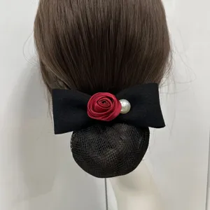 Schwarzes Schleifen-Haarnetz mit roter Satin-Rose und weißer Perle für elegante Frisuren.