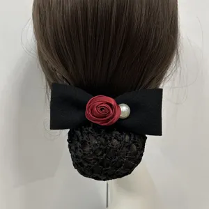 Detailansicht der schwarzen Schleifen Haarspange mit roter Stoffrose und Perle für Haarknoten.