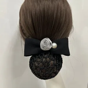 Schwarze Haarschleife mit grauer Rose und Haarnetz für elegante Damen Hochsteckfrisuren