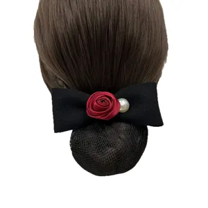 Elegantes schwarzes Schleifen-Haarnetz mit roter Rose und Perle, ideal für schicke Dutts.
