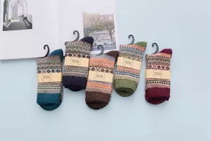 Klassische ethnische Wollsocken im Vintage-Stil mit Papierbanderole, gemütliche Winterdetails.