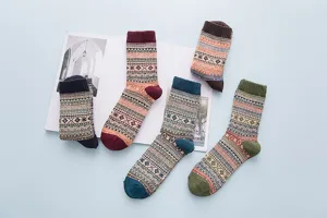 Detailaufnahme von Vintage ethnischen Wollsocken mit bunten geometrischen Mustern.