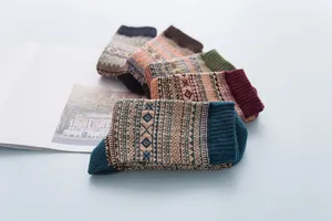 Vintage ethnische gestrickte Wollsocken für Damen und Herren, gemütlich und warm.