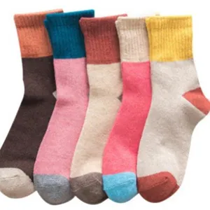 Detailansicht kuscheliger Winter-Wollsocken mit weicher Stricktextur und dickem, warmem Bündchen.