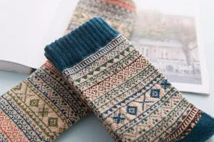 Nahaufnahme der Vintage ethnischen Wollmischung Wintersocken mit exquisiter Stricktextur Detail.