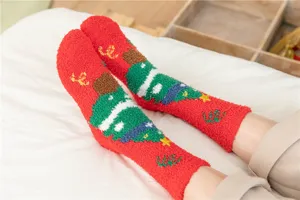 Détail de chaussettes douillettes de Noël, chaussettes de sommeil d'hiver en polaire douce motif.