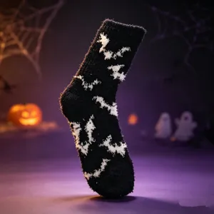 Calcetines de dormir esponjosos de Halloween negros con patrón de murciélago de peluche.