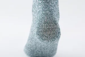 Nahaufnahme Detailansicht der Damen Strick Wolle Mix Winter warme Socke Ferse Textur.