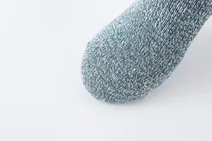 Nahaufnahme der Zehenpartie von Damen Wintersocken, feine Melierte Strick Textur Detail.