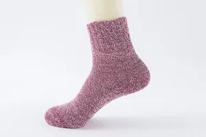 Detailansicht von warmen Damen Wollmischung Stricksocken im melierten Winterdesign.