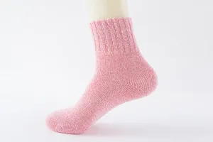 Rosa Wollmischung Strick Socken Detailansicht, weiche Textur für kuschelige Wärme.