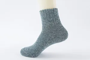Nahaufnahme von Damen blau-grauen melierten Strick Wollsocken mit Rippbündchen detail.
