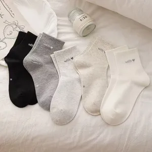 Chaussettes mi-hautes en coton pour femmes avec de jolies cœurs brodés aux couleurs variées.