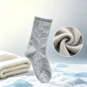 Calze invernali termiche spesse da uomo vista di dettaglio sulla morbida consistenza in pile.