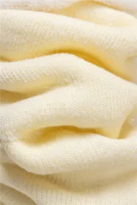 Close-up weergave van dikke thermische winter sokken gebreide stof textuur, pluizig zachte fleece.