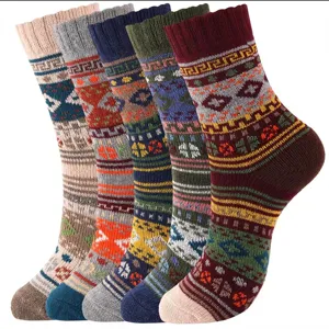 Detailansicht dicker Wollsocken mit Vintage-Mustern, warme Wintersocken für Damen.