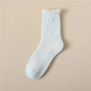 Gedetailleerde close-up van een gezellige lichtblauwe winter thermische sok met pluche.