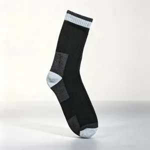 Nahaufnahme von verdickten schwarzen Sportsocken mit grauen Rippbündchen an der Ferse und Zehe.