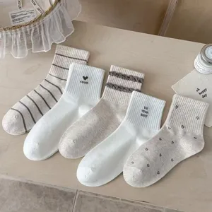 Chaussettes de loisirs en coton pour femmes tube moyen cœur mignon rayé blanc beige
