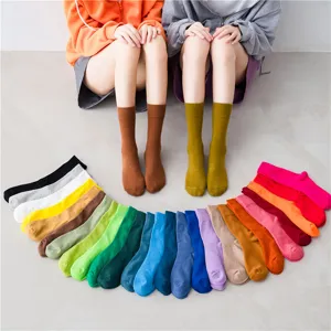 Einfarbige mittelhohe Socken für Damen, bequeme Baumwoll-Bonbonfarben Alltagsbekleidung lässig.