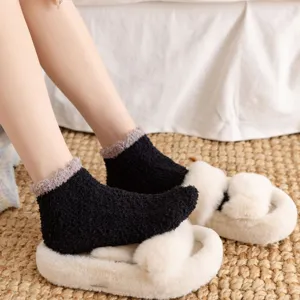 Chaussettes douillettes en molleton de corail pour femmes avec bordure en dentelle contrastée.