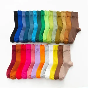 Bunte Baumwolle Mittelsocken einfarbige Bonbonfarben bequeme Alltags Freizeitsocken.