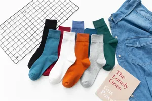 Bunte einfarbige wadenhohe Baumwollsocken Bonbonfarben bequeme Alltag Freizeitkleidung
