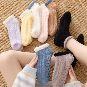 Chaussettes de sol polaires douillettes avec semelle antidérapante, chaussettes d'hiver.
