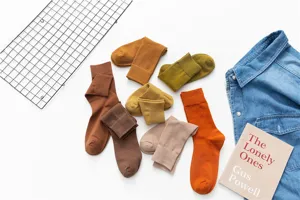 Details farbiger Baumwoll-Crew-Socken in verschiedenen Nuancen, ordentlich arrangiert.
