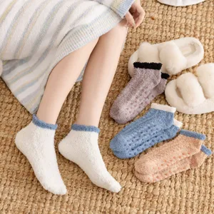 Chaussettes douillettes en polaire corail pour femmes avec dentelle et semelle antidérapante.
