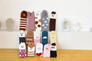 Gemütliche flauschige Korallenfleece süße Tier Socken Detail, warme Wintersocken.