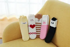Dicke Korallenfleece süße Tier Plüschsocken für Damen, warme Winter Schlaf- und Floorsocken.