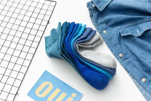 Einfarbige mittelhohe Baumwollsocken Detailansicht mit Farbverlauf und sauberer Präsentation.